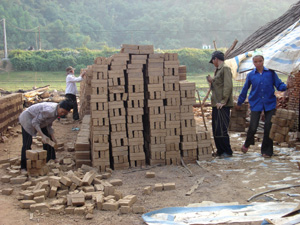 Không có việc làm, nhiều gia đình đi làm thuê ở các lò gạch thủ công ở thị trấn Kỳ Sơn (Kỳ Sơn).